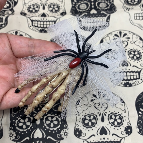 3” creepy hair clips skeleton hands with black widow spider 🕷 made by me NEW - Picture 9 of 17
